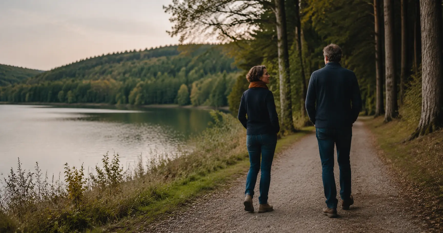 Paar auf einem ruhigen Weg an einem Eifeler See