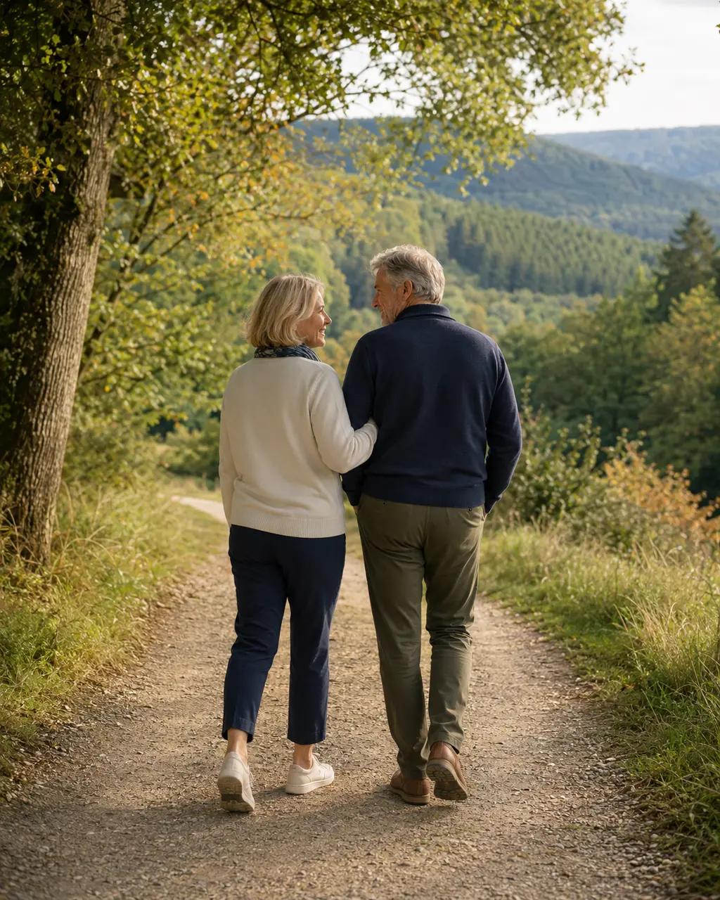 Älteres Paar bei einem ruhigen Spaziergang auf einem Weg in der Nordeifel – Symbolbild