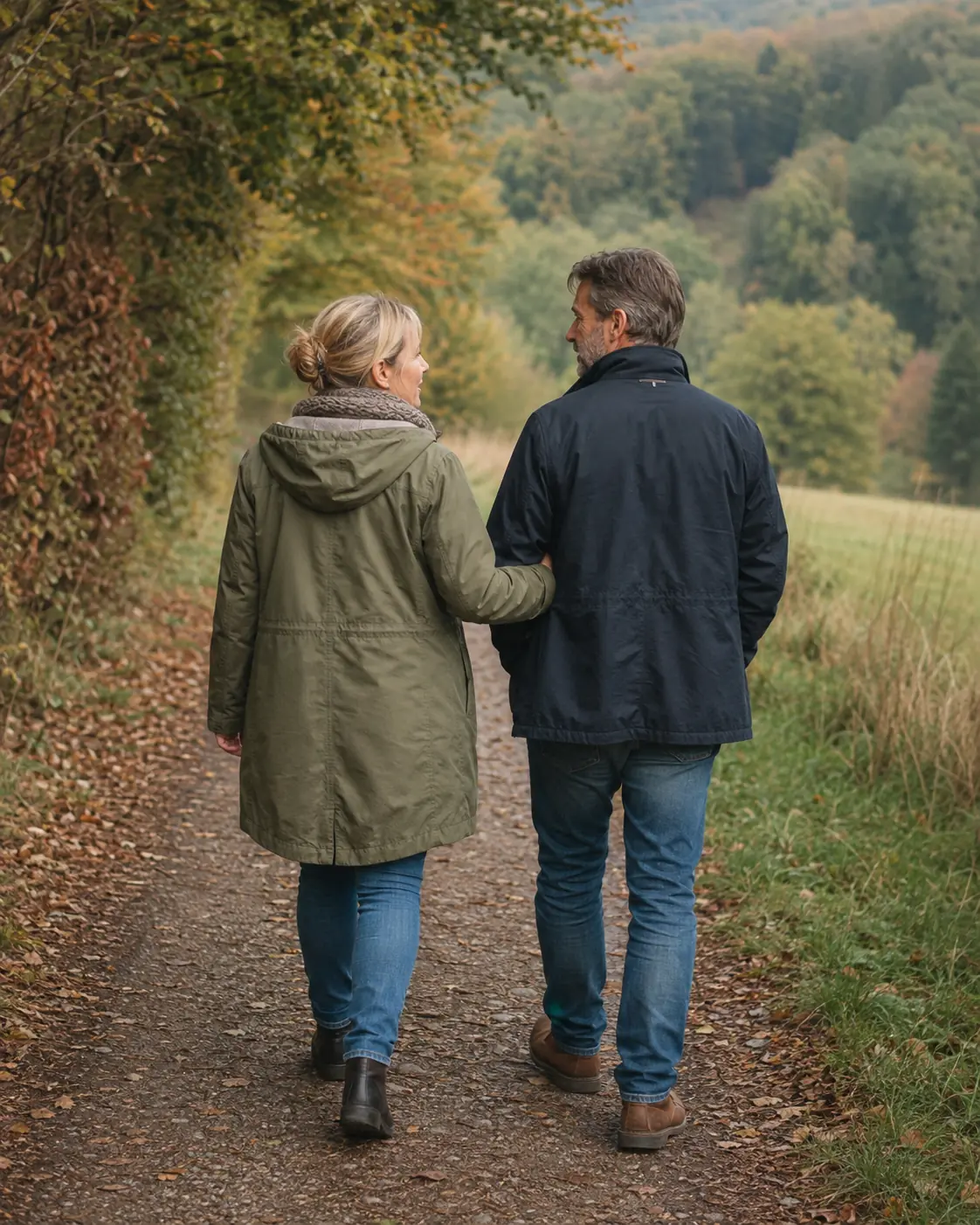 Paar bei einem ruhigen gemeinsamen Spaziergang auf einem Eifelweg nahe Kall – Symbolbild